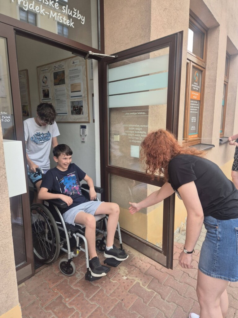 Žáci z Frýdku-Místku si vyzkoušeli péči o seniory, vedení města chce projekt rozšířit